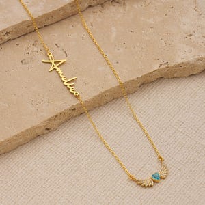 Pu&ograve; includere: Un cartello in legno rustico con la scritta "Welcome to our home" in lettere bianche. Il cartello presenta una finitura invecchiata e un design semplice e invitante, perfetto per un portico o un ingresso.