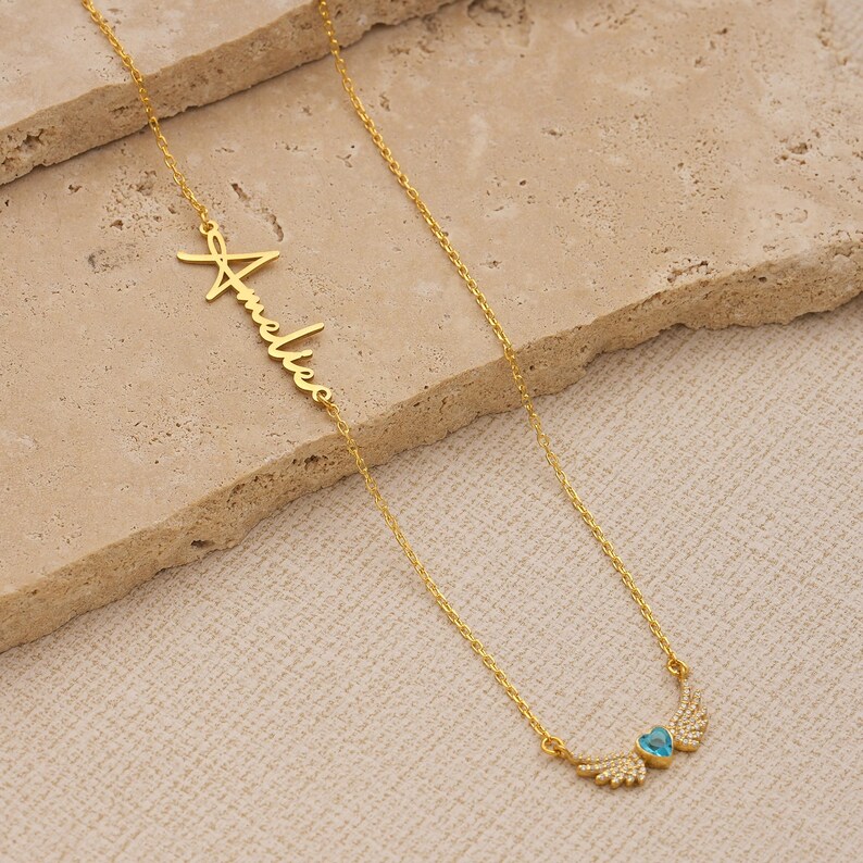 Pu&ograve; includere: Un cartello in legno rustico con la scritta "Welcome to our home" in lettere bianche. Il cartello presenta una finitura invecchiata e un design semplice e invitante, perfetto per un portico o un ingresso.