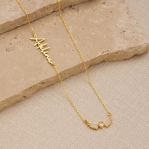 Pu&ograve; includere: Una tazza di ceramica bianca con manico nero e la scritta "But first, coffee" in stile scritto a mano. La tazza &egrave; su una superficie bianca. Perfetta per caff&egrave; o t&egrave;.