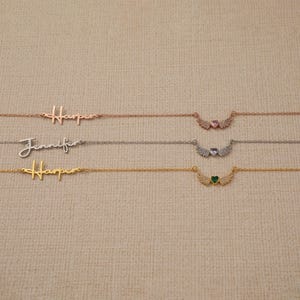 Pu&ograve; includere: Un set di tre tazze in ceramica con finitura opaca e macchiettata. Le tazze sono nei toni del crema, grigio chiaro e grigio scuro. Ogni tazza ha un design semplice e minimalista.