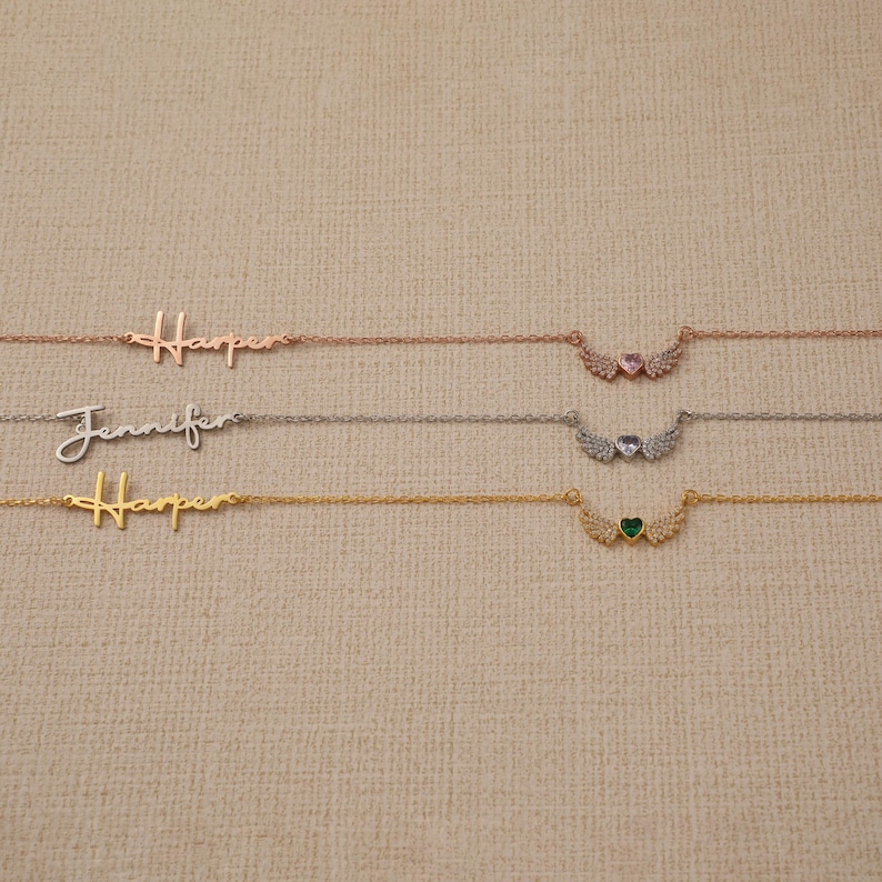 Pu&ograve; includere: Un set di tre tazze in ceramica con finitura opaca e macchiettata. Le tazze sono nei toni del crema, grigio chiaro e grigio scuro. Ogni tazza ha un design semplice e minimalista.