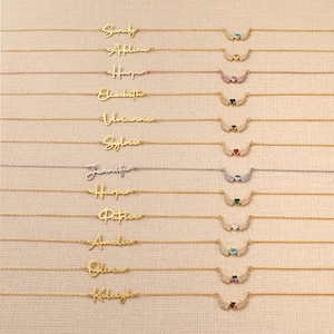 Pu&ograve; includere: Una tazza di ceramica bianca con manico nero e la scritta "But First, Coffee" in grassetto nero. La tazza &egrave; posta su uno sfondo sfocato, che suggerisce un'atmosfera accogliente.