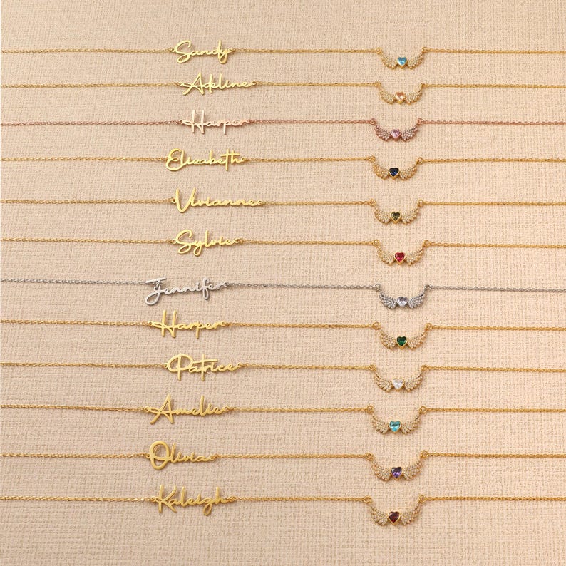 Pu&ograve; includere: Una tazza di ceramica bianca con manico nero e la scritta "But First, Coffee" in grassetto nero. La tazza &egrave; posta su uno sfondo sfocato, che suggerisce un'atmosfera accogliente.