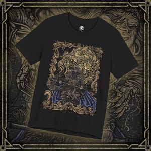 Puede incluir: Camiseta negra con una ilustración detallada de un guerrero con melena de león, sosteniendo un hacha, dentro de un marco dorado ornamentado. El diseño incorpora tonos dorados, azules y marrones, creando un efecto visual impactante sobre la tela oscura.