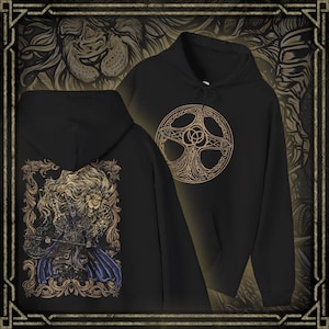Puede incluir: Sudadera con capucha negra con una ilustración dorada y azul de un guerrero con melena de león en la espalda. La parte delantera presenta un diseño de nudo celta dorado. La sudadera tiene una capucha con cordón y un bolsillo de canguro.