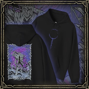 Könnte beinhalten: Schwarzer Kapuzenpullover mit einer lila-weißen Grafik auf dem Rücken, die eine Kriegerfigur mit einem Schwert zeigt. Die Vorderseite des Kapuzenpullovers zeigt ein lila Symbol. Das Design ist von einem dekorativen Rahmen umgeben. Der Hoodie ist aus weichem Material.
