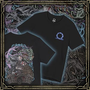 以下が含まれることがあります： 胸元に小さな青い円形のグラフィックが施された黒の半袖Tシャツ。背面には、斧と盾を持った髭の戦士が、紫と青の色調で描かれた狼、鴉、蛇に囲まれている詳細なイラストがプリントされています。