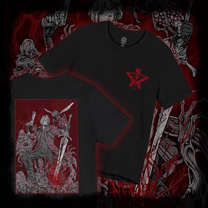 Könnte beinhalten: Ein schwarzes Kurzarm-T-Shirt mit einer kleinen roten Grafik eines Totenkopfes und gekreuzten Pistolen auf der Brust. Die Rückseite zeigt eine große, detaillierte Illustration einer Figur mit Pistole und Schwert, umgeben von dunklen Kreaturen.