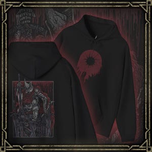 Könnte beinhalten: Schwarzer Kapuzenpullover mit roten Grafiken. Auf der Vorderseite befindet sich ein rotes Augendesign, auf der Rückseite eine Ritterillustration. Der Hoodie hat eine Kapuze mit Kordelzug und eine Vordertasche. Das Design hat ein gotisches oder Fantasy-Thema.