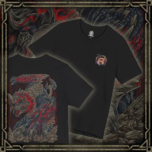 Könnte beinhalten: Ein schwarzes T-Shirt mit kurzen Ärmeln, einem kleinen Motiv auf der linken Brust und einer großen, detaillierten Illustration auf der Rückseite. Das Rückenmotiv zeigt eine dunkle, gepanzerte Kreatur mit leuchtend roten Akzenten und Schuppen.