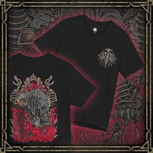 Puede incluir: Dos camisetas negras con diseños gráficos únicos. Una camiseta presenta una ilustración detallada de una figura en llamas, la otra muestra un diseño abstracto en el pecho. Las camisetas se exhiben sobre un fondo oscuro y texturizado.