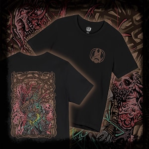 Könnte beinhalten: Ein schwarzes Kurzarm-T-Shirt mit einer kleinen kreisförmigen Grafik auf der Brust und einer großen, detaillierten rechteckigen Illustration auf der Rückseite, die eine gepanzerte Figur inmitten grotesker, rotbrauner Kreaturen zeigt.