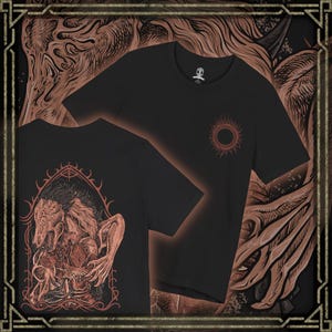 Może przedstawiać: Czarny t-shirt z motywem słońca na piersi i szczegółową ilustracją na plecach. Grafika na plecach przedstawia stworzenie w łukowatej ramie. Koszulka jest prezentowana na brązowym tle z dekoracyjną obwódką.