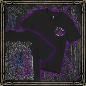 Puede incluir: Camisetas negras con diseños gráficos. Una camiseta presenta un emblema blanco y morado en el pecho. La otra muestra una ilustración detallada de una figura con armadura con detalles morados y azules. El fondo tiene un tema oscuro y gótico.