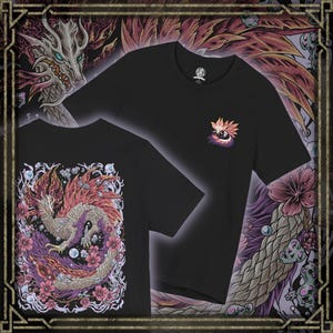 Op de afbeelding: Zwarte t-shirts met een gedetailleerde illustratie van een draak omringd door bloemen. Het drakenontwerp heeft tinten rood, paars en goud. Eén shirt heeft een klein bloemenontwerp op de borst.