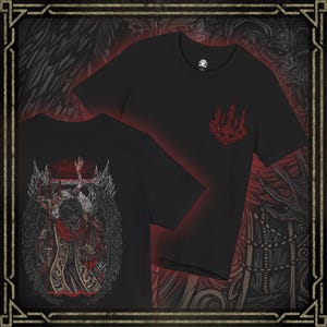 Pode incluir: Uma caneca de cerâmica branca com uma alça preta e o texto "But First, Coffee" em preto, com uma fonte manuscrita. A caneca está sobre uma superfície branca.