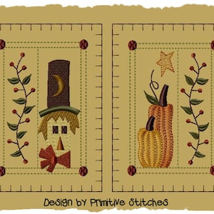 Peut inclure: Deux motifs brodés sur un fond de tissu beige. Le motif de gauche représente un épouvantail avec un chapeau brun, un nœud rouge et une vigne verte avec des baies rouges. Le motif de droite représente deux citrouilles avec une vigne verte et des baies rouges. Le texte "Design by Primitive Stitches" est en bas de l'image.