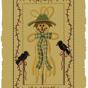 Könnte beinhalten: Gestickte Herbst-Themen-Kunst mit einer Vogelscheuche mit grünem Hut und Schal, flankiert von zwei schwarzen Krähen. Das Kunstwerk enthält die Wörter "Autumn" und "Greetings" und ist mit einem gestickten Rahmen versehen. Design by Primitive Keepers.