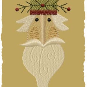 Può includere: Disegno ricamato di un Babbo Natale fantasioso e caricaturale con la barba bianca, che indossa un cappello verde e rosso con un pon pon rosso. Il disegno è su uno sfondo giallo con il testo "Design by: Primitive Keepers".