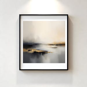Puede incluir: L&aacute;mina de arte de paisaje abstracto enmarcada en negro. La obra presenta una escena serena con tonos apagados de gris, negro y dorado, evocando una sensaci&oacute;n de calma. La pintura representa una masa de agua que refleja el cielo, con detalles sutiles.
