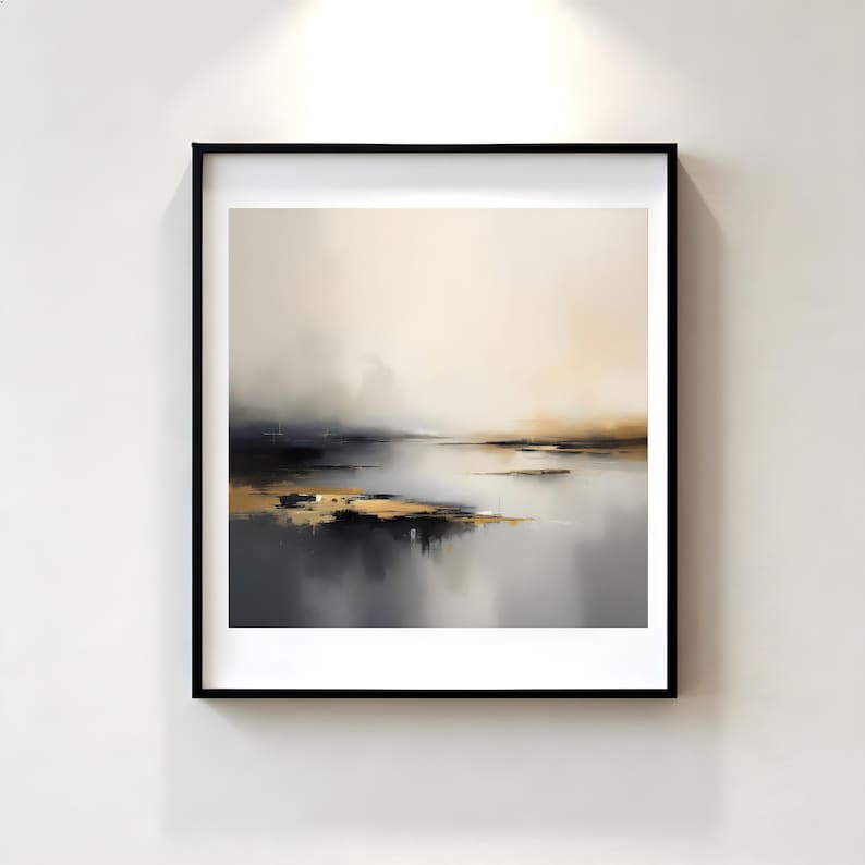 Puede incluir: L&aacute;mina de arte de paisaje abstracto enmarcada en negro. La obra presenta una escena serena con tonos apagados de gris, negro y dorado, evocando una sensaci&oacute;n de calma. La pintura representa una masa de agua que refleja el cielo, con detalles sutiles.