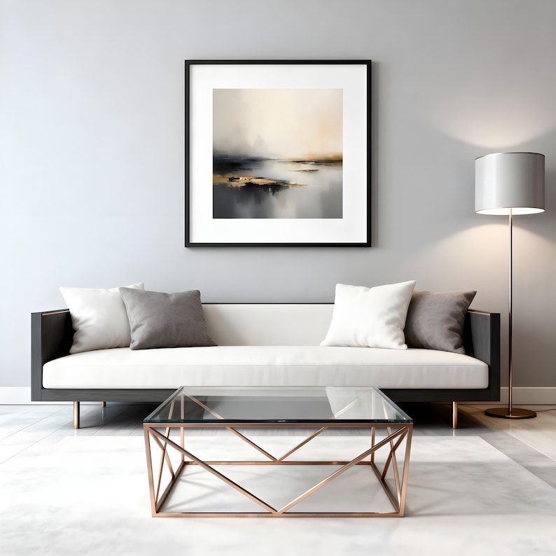 Puede incluir: Sal&oacute;n moderno con un sof&aacute; blanco con cojines grises y blancos, una mesa de centro con tapa de cristal y base geom&eacute;trica cobriza, y una pintura abstracta enmarcada. Una l&aacute;mpara de pie con pantalla blanca tambi&eacute;n est&aacute; presente.