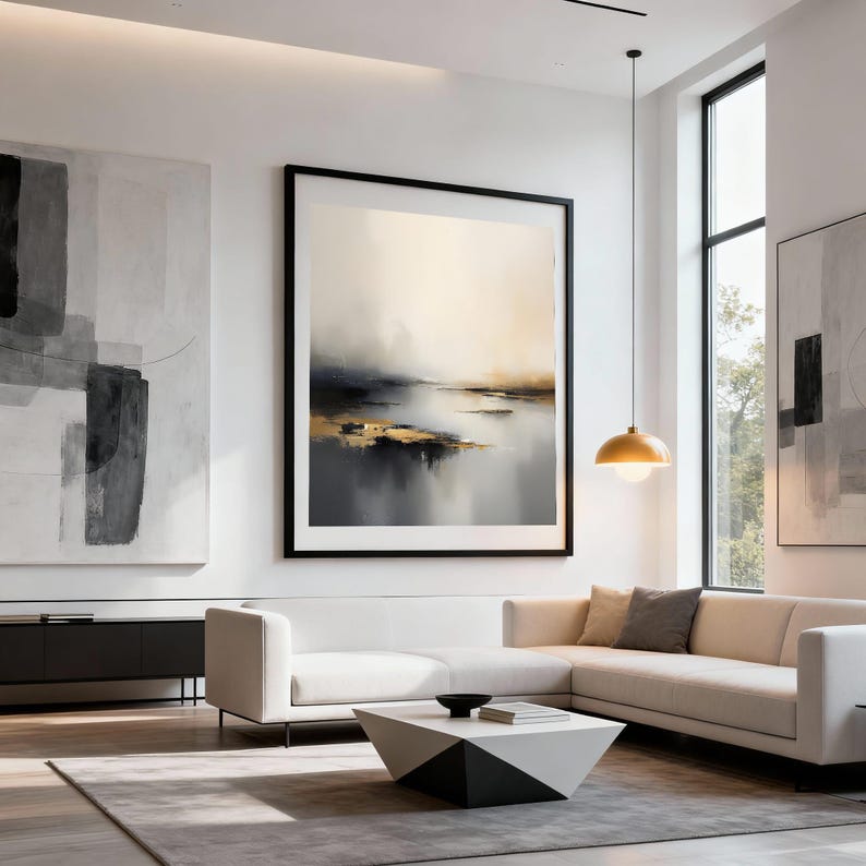 Puede incluir: Un sal&oacute;n moderno con arte abstracto, un sof&aacute; esquinero blanco y una mesa de centro geom&eacute;trica. Las obras de arte incluyen grandes pinturas enmarcadas con paletas de colores neutros. Una l&aacute;mpara colgante dorada cuelga sobre la mesa de centro.