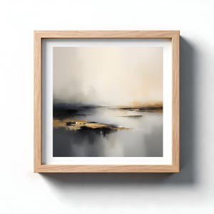 Puede incluir: Pintura abstracta de paisaje en un marco de madera clara. La obra presenta una escena serena con una masa de agua reflectante, acentos oscuros y dorados, y una paleta de colores suave y neutra. La pintura evoca una sensaci&oacute;n de calma y tranquilidad.