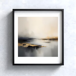 Puede incluir: Impresi&oacute;n art&iacute;stica de paisaje abstracto en un marco negro. La obra presenta una escena serena con tonos apagados de gris, dorado y beige, evocando una sensaci&oacute;n de calma. La composici&oacute;n sugiere una masa de agua que refleja el cielo, con sutiles pinceladas.