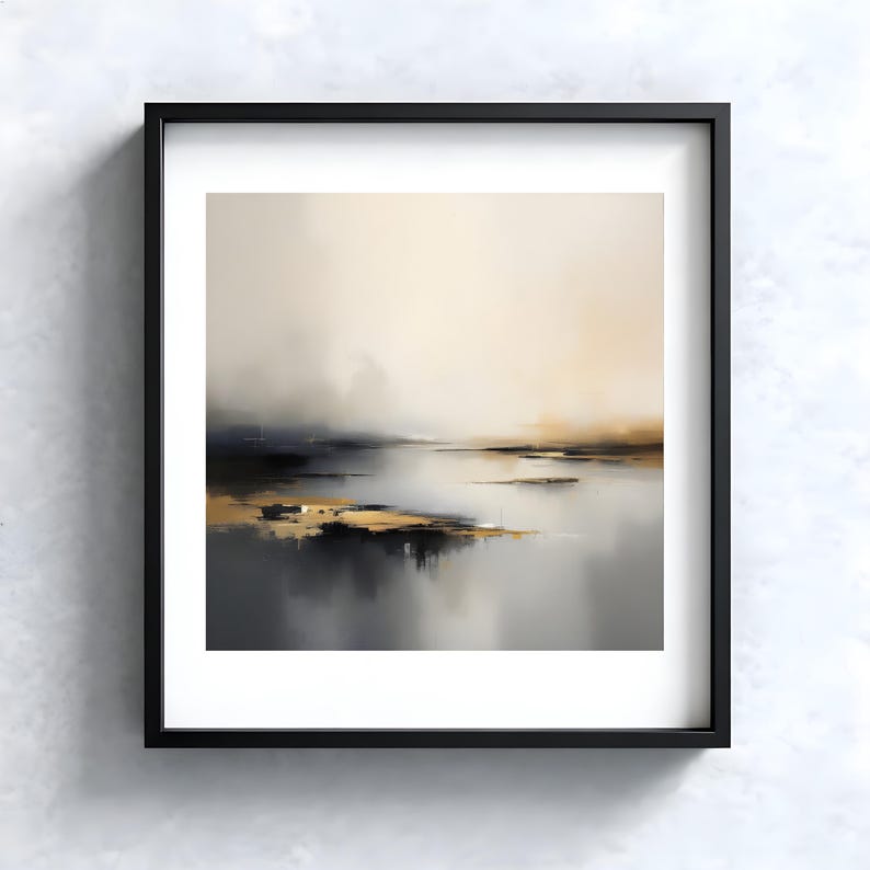 Puede incluir: Impresi&oacute;n art&iacute;stica de paisaje abstracto en un marco negro. La obra presenta una escena serena con tonos apagados de gris, dorado y beige, evocando una sensaci&oacute;n de calma. La composici&oacute;n sugiere una masa de agua que refleja el cielo, con sutiles pinceladas.