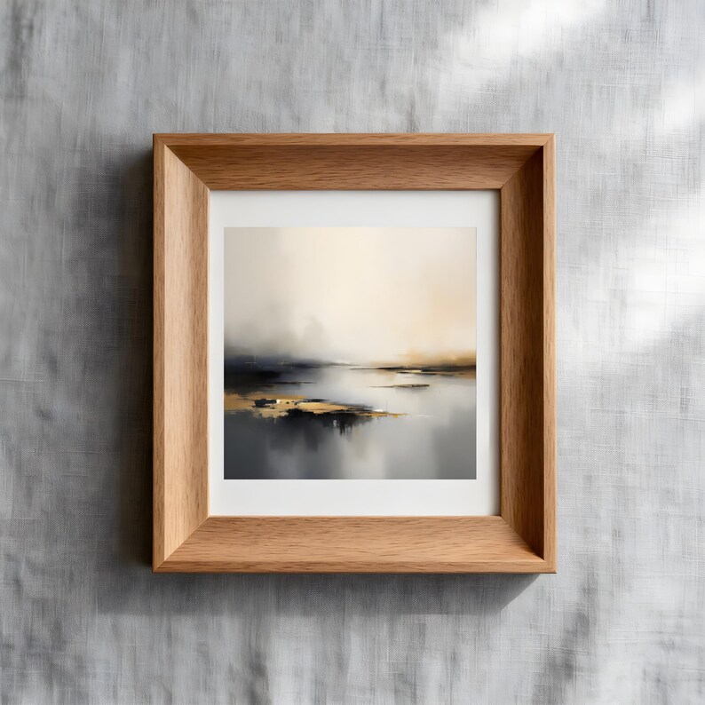 Puede incluir: Impresi&oacute;n art&iacute;stica de paisaje abstracto en un marco de madera natural. La obra presenta una escena serena con tonos apagados de gris, dorado y beige, evocando una sensaci&oacute;n de calma. El marco es de color marr&oacute;n claro.