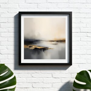 Puede incluir: Impresi&oacute;n art&iacute;stica de paisaje abstracto en un marco negro. La obra presenta una escena serena con tonos apagados de beige, gris y dorado, evocando una sensaci&oacute;n de calma. La composici&oacute;n sugiere una masa de agua que refleja el cielo, creando una atm&oacute;sfera tranquila.