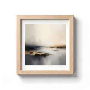Puede incluir: Pintura abstracta de paisaje en un marco de madera clara. La obra presenta una escena serena con tonos apagados de beige, gris, negro y dorado, evocando una sensaci&oacute;n de calma y tranquilidad. La pintura es de formato cuadrado.