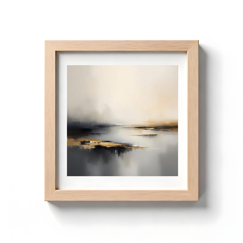 Puede incluir: Pintura abstracta de paisaje en un marco de madera clara. La obra presenta una escena serena con tonos apagados de beige, gris, negro y dorado, evocando una sensaci&oacute;n de calma y tranquilidad. La pintura es de formato cuadrado.