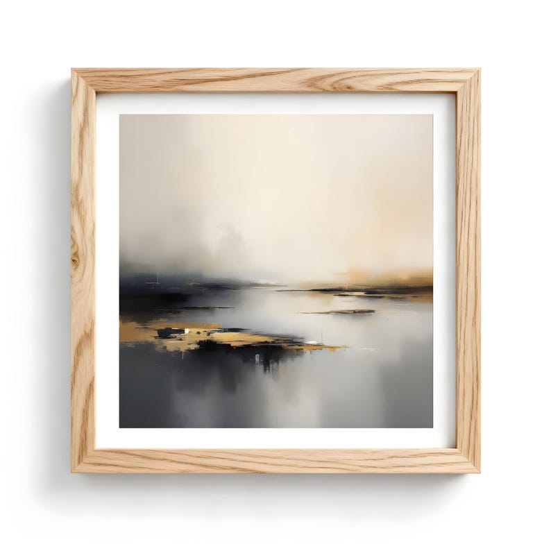 Puede incluir: Impresi&oacute;n art&iacute;stica de paisaje abstracto en un marco de madera natural. La obra presenta una escena serena con tonos apagados de gris, negro y dorado, evocando una sensaci&oacute;n de calma. La pintura est&aacute; enmarcada en un marco de madera clara.