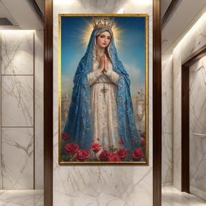 Puede incluir: Retrato religioso enmarcado de una mujer con corona y halo dorados, vestida con una capa azul y un vestido blanco. Rosas rojas en la parte inferior del marco. La obra de arte se exhibe en un marco dorado.