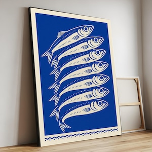 Minimalistische illustratie blauwe vis – Nautisch canvasschilderij met gedurfd grafisch ontwerp voor moderne kustkeuken of strandhuiscadeau