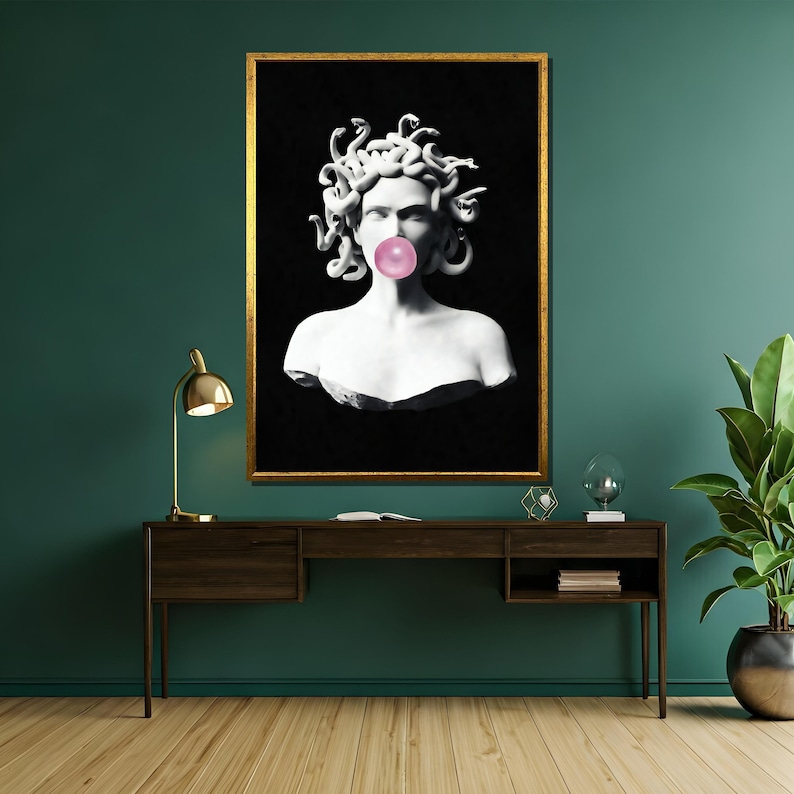 Puede incluir: Una impresi&oacute;n en blanco y negro de un busto de m&aacute;rmol de Medusa con serpientes para el cabello, soplando una burbuja rosa. El busto est&aacute; enmarcado en un marco dorado.