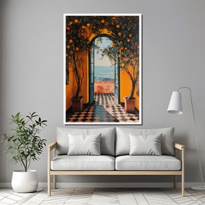 Pu&ograve; includere: Una stampa artistica incorniciata raffigura un portale ad arco che conduce a un paesaggio marino. Il portale &egrave; affiancato da pareti arancioni e alberi di arancio in vaso. Il pavimento presenta un motivo a scacchiera in bianco e nero. L'opera d'arte &egrave; esposta sopra un divano grigio.