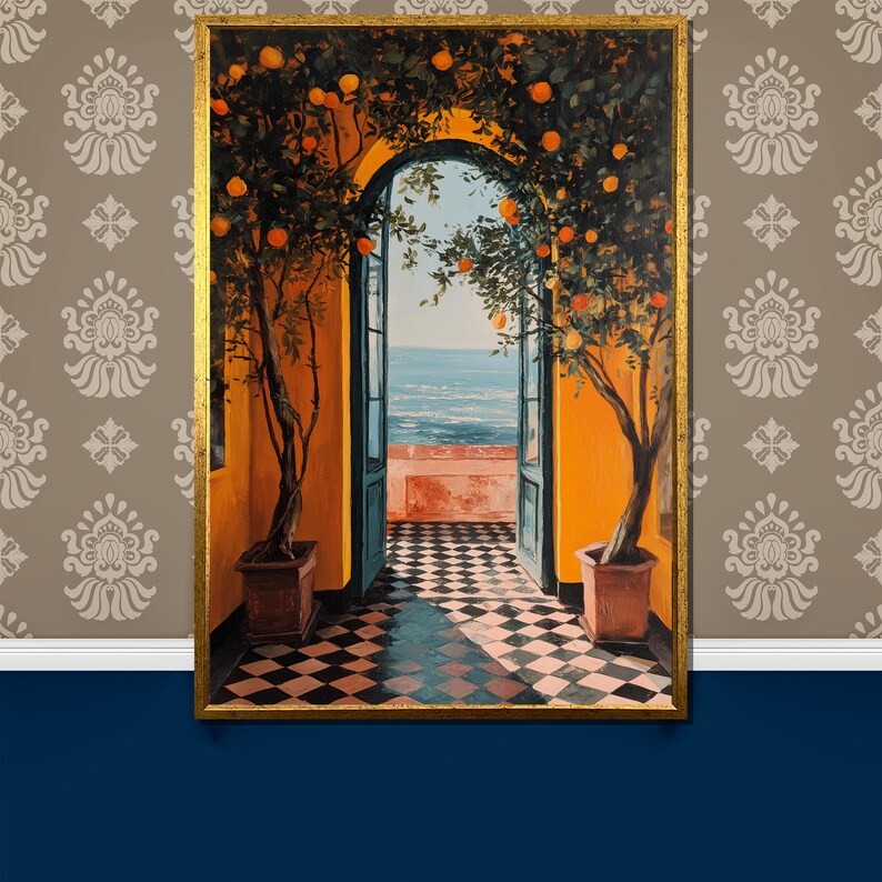 Pu&ograve; includere: Dipinto incorniciato raffigurante una porta aperta sul mare, incorniciata da alberi di arancio. L'interno presenta un pavimento a scacchiera bianco e nero e pareti arancioni. L'opera con cornice dorata &egrave; ambientata su una carta da parati a motivi.