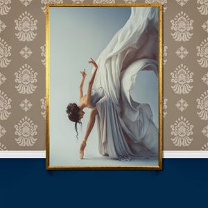 Op de afbeelding: Een vrouw in een witte, vloeiende jurk danst in een studio. De jurk wappert om haar heen terwijl ze beweegt, waardoor een gevoel van beweging en gratie ontstaat. De achtergrond is lichtblauw en het haar van de vrouw is van haar gezicht weggetrokken.