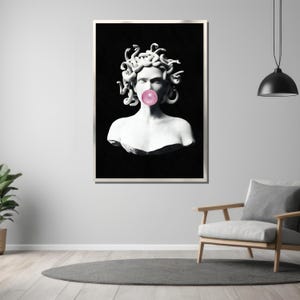 Puede incluir: Una impresi&oacute;n en blanco y negro de un busto de Medusa con serpientes como cabello, soplando una burbuja rosa. El busto est&aacute; sobre un fondo negro.