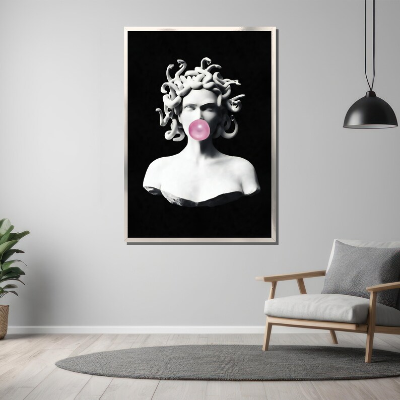 Puede incluir: Una impresi&oacute;n en blanco y negro de un busto de Medusa con serpientes como cabello, soplando una burbuja rosa. El busto est&aacute; sobre un fondo negro.