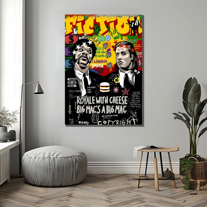 Puede incluir: Una ilustraci&oacute;n colorida de estilo graffiti de dos hombres con traje, con la palabra "FICTION" en letras grandes amarillas en la parte superior. La imagen incluye texto como "Royale with cheese" y "Big Mac's a Big Mac".