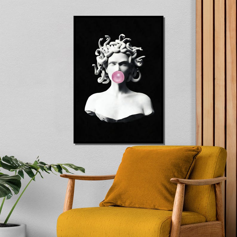 Puede incluir: Una imagen en blanco y negro de un busto de Medusa con serpientes como cabello, soplando una burbuja rosa. El busto est&aacute; sobre un fondo negro.