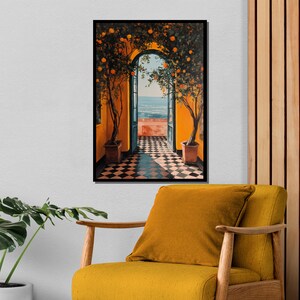 Pu&ograve; includere: Una stampa artistica incorniciata raffigura un portale ad arco che conduce a un paesaggio marino. Il portale &egrave; affiancato da alberi di arancio in vaso. Le pareti sono dipinte di un arancione vibrante e il pavimento presenta un motivo a scacchi bianchi e neri. Il cielo &egrave; blu e il mare &egrave; visibile attraverso il portale.