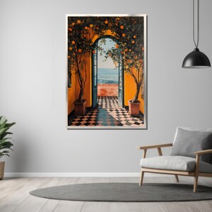 Pu&ograve; includere: Un dipinto incorniciato raffigura un portale ad arco che conduce a un paesaggio marino. Alberi di arancio in vaso fiancheggiano il portale, carichi di frutta. L'interno presenta un pavimento a scacchiera bianco e nero e pareti arancioni vivaci. La porta aperta rivela una vista sull'oceano.