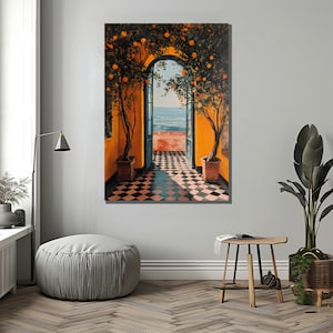 Pu&ograve; includere: Un dipinto vibrante raffigura un portale ad arco che conduce a un paesaggio marino. Alberi di arance in vasi di terracotta fiancheggiano l'ingresso, carichi di frutta. Il portale si apre su un pavimento a scacchiera in bianco e nero, con l'oceano in lontananza.