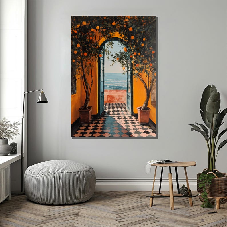 Pu&ograve; includere: Un dipinto vibrante raffigura un portale ad arco che conduce a un paesaggio marino. Alberi di arance in vasi di terracotta fiancheggiano l'ingresso, carichi di frutta. Il portale si apre su un pavimento a scacchiera in bianco e nero, con l'oceano in lontananza.