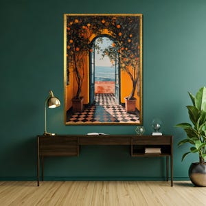 Pu&ograve; includere: Una stampa artistica incorniciata raffigura un arco che conduce a una vista sul mare. Alberi di arance, carichi di frutta, incorniciano l'apertura. L'interno presenta un pavimento a scacchi bianco e nero e pareti arancioni. L'opera &egrave; posta su una parete verde scuro.